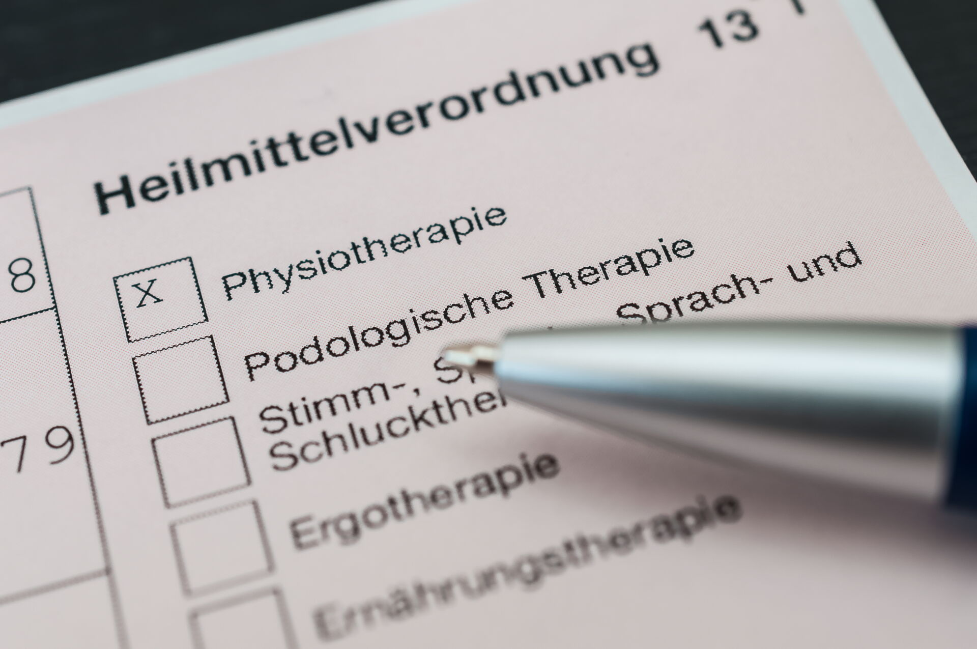 Close-up Hände eines Physiotherapeuten bei Muskelmassage am Rücken