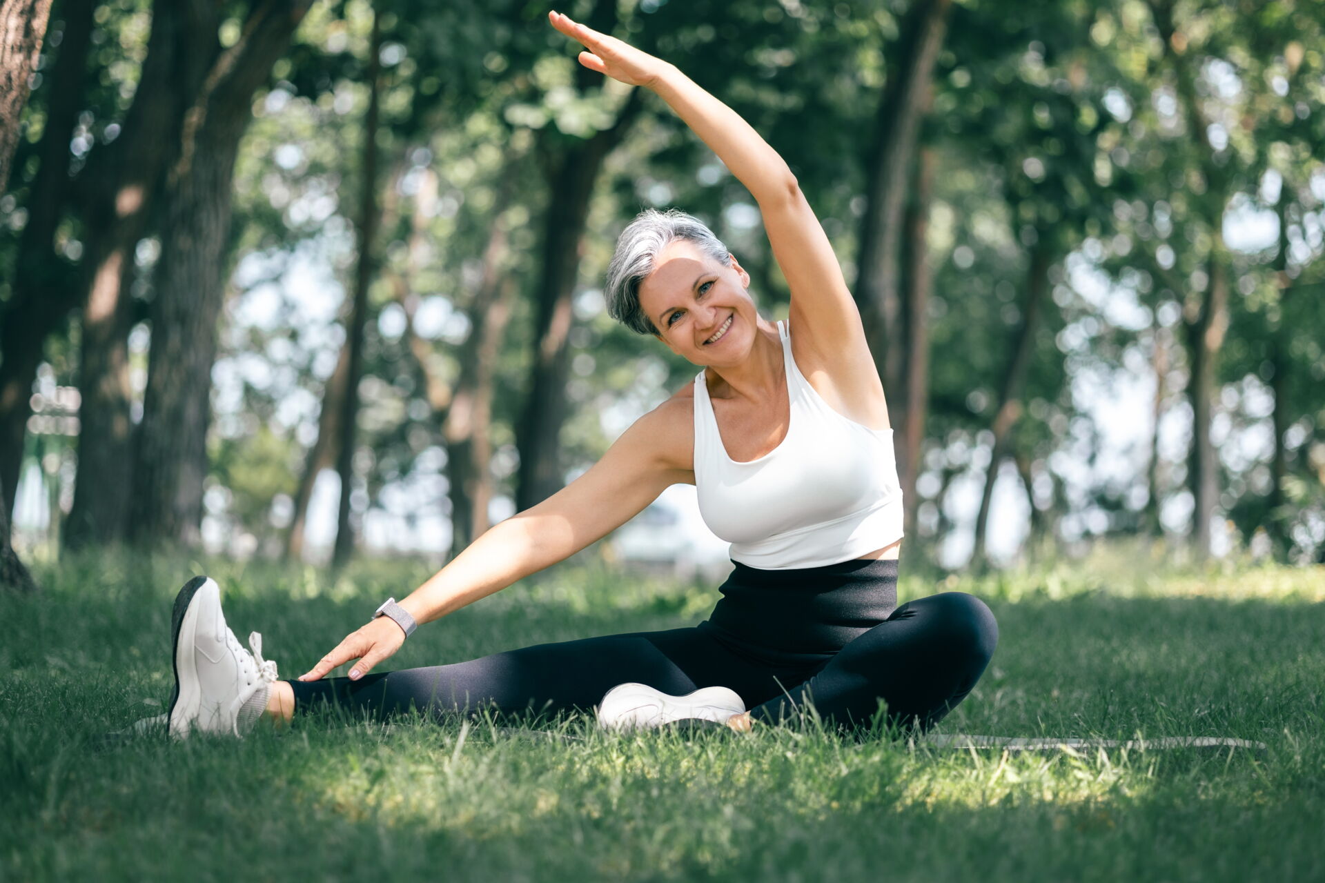 gesundheitsbewusste Person im Fitnesskontext mit Lichtakzenten