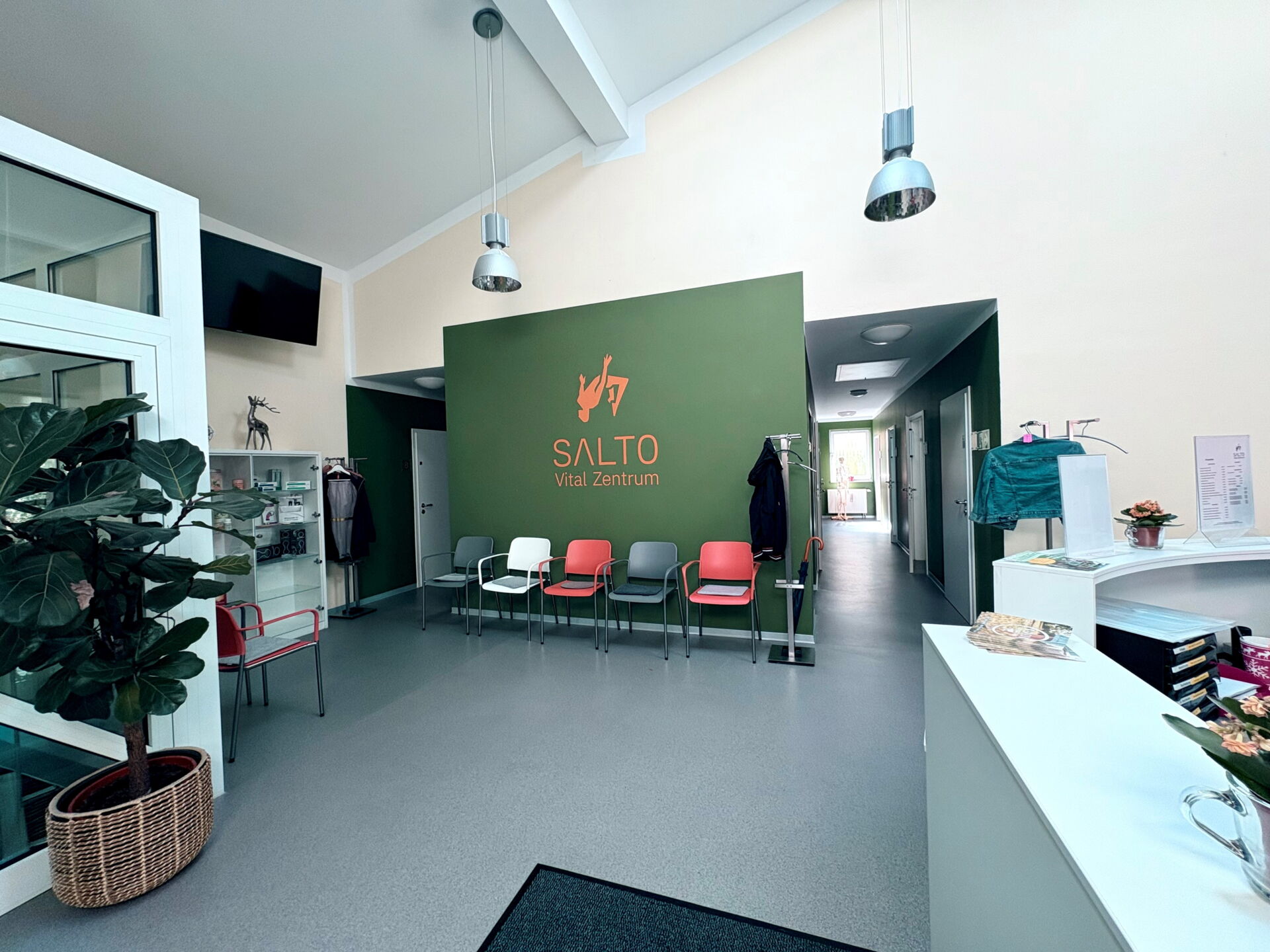  Trainingsraum mit Geräten und Liege im Salto Vital Zentrum
