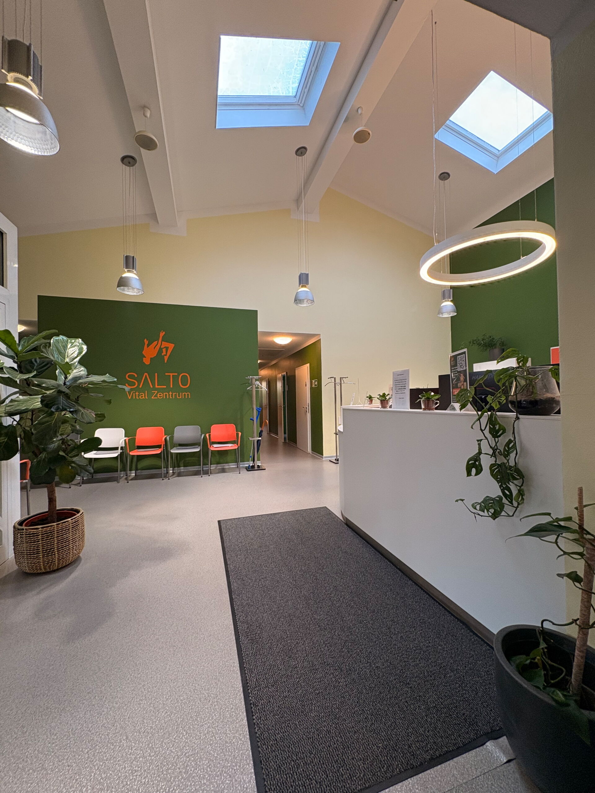  Physiotherapie Raum mit Liegen und Therapieausstattung