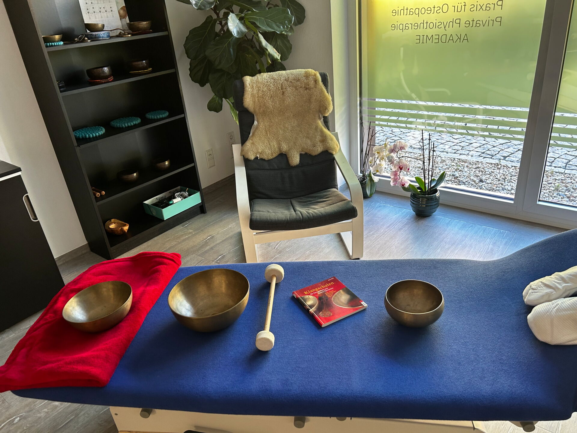  Ayurvedische Behandlungsräume mit Liegen und sanftem Licht