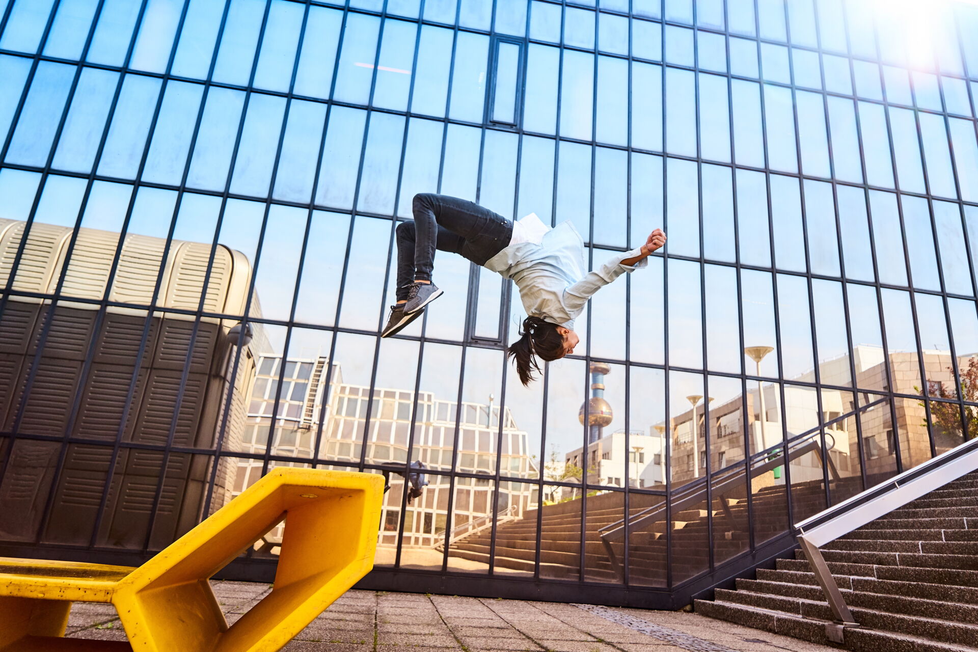 stilisiertes Gesundheitsmotiv mit Händen und Herzsymbol